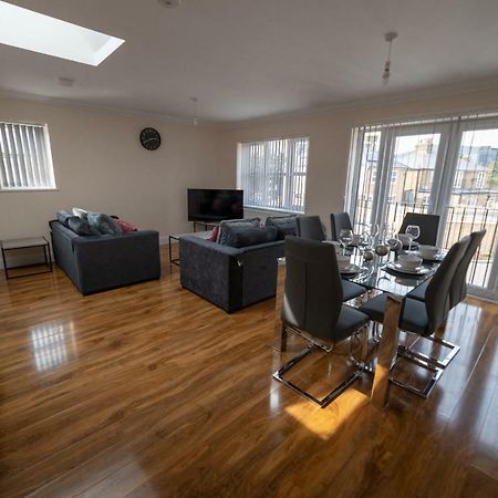 The Coach House - London Heathrow Serviced Apartments Stanwell Extérieur photo