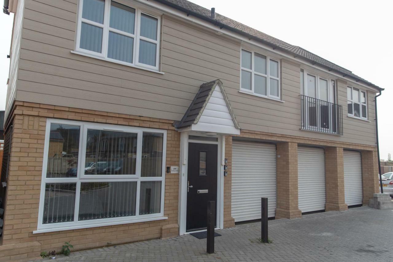The Coach House - London Heathrow Serviced Apartments Stanwell Extérieur photo