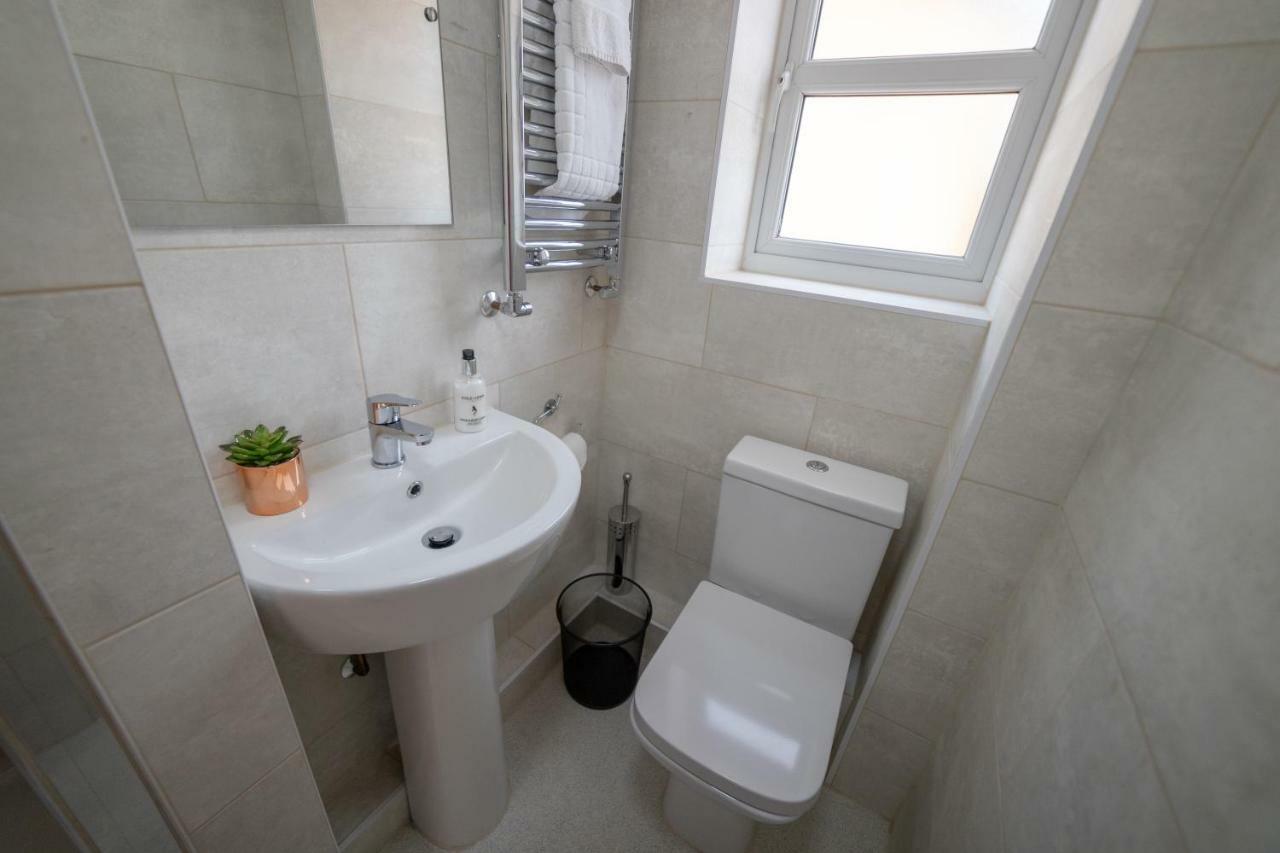 The Coach House - London Heathrow Serviced Apartments Stanwell Extérieur photo
