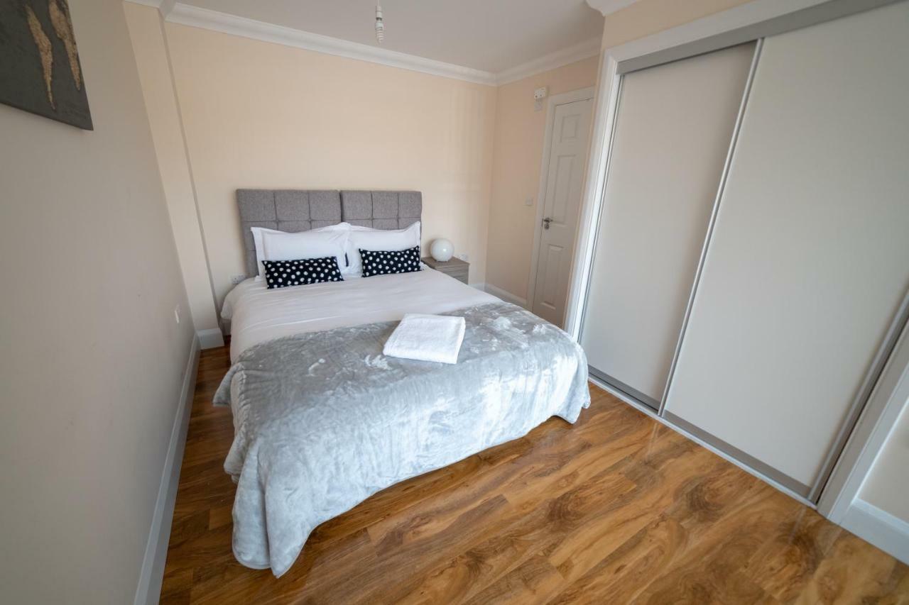 The Coach House - London Heathrow Serviced Apartments Stanwell Extérieur photo