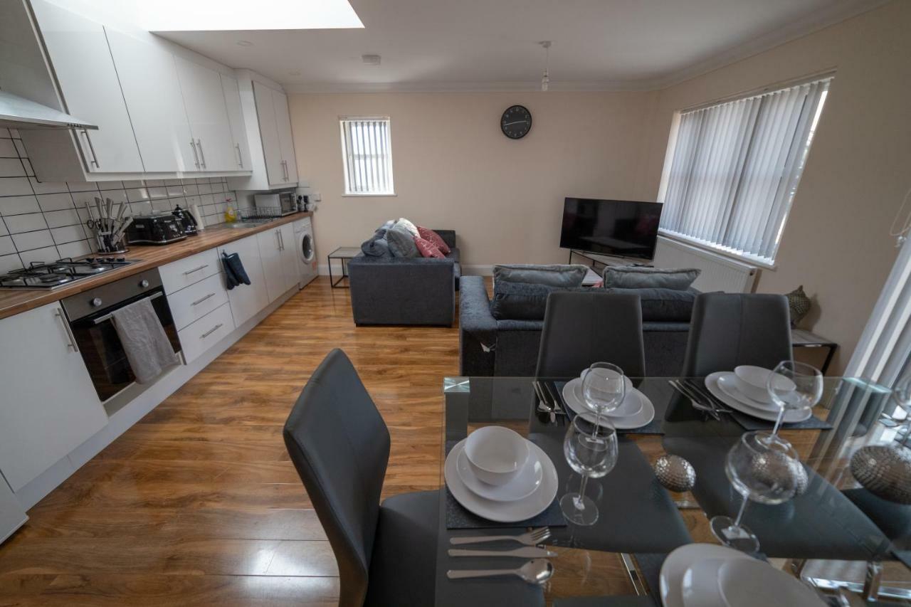 The Coach House - London Heathrow Serviced Apartments Stanwell Extérieur photo