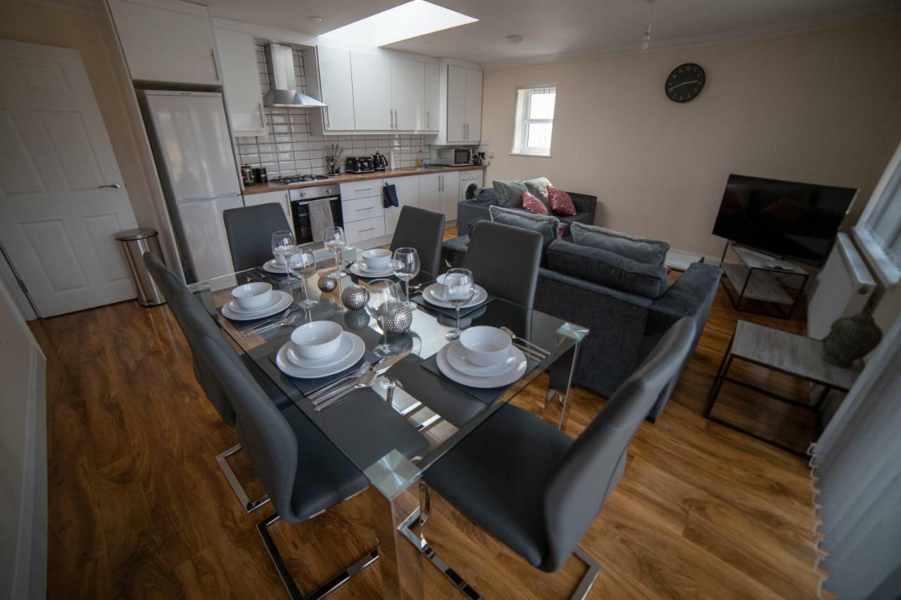 The Coach House - London Heathrow Serviced Apartments Stanwell Extérieur photo