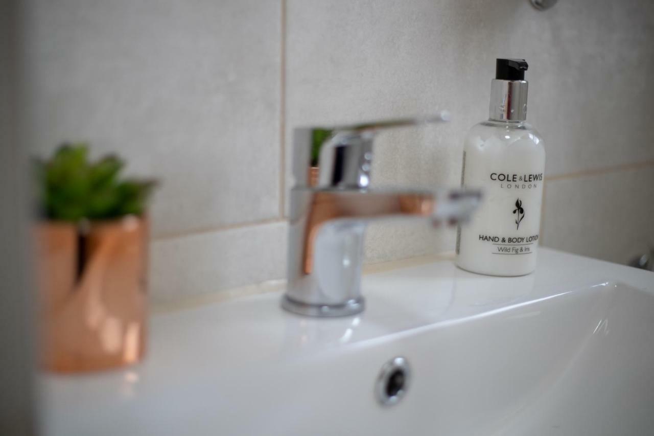 The Coach House - London Heathrow Serviced Apartments Stanwell Extérieur photo