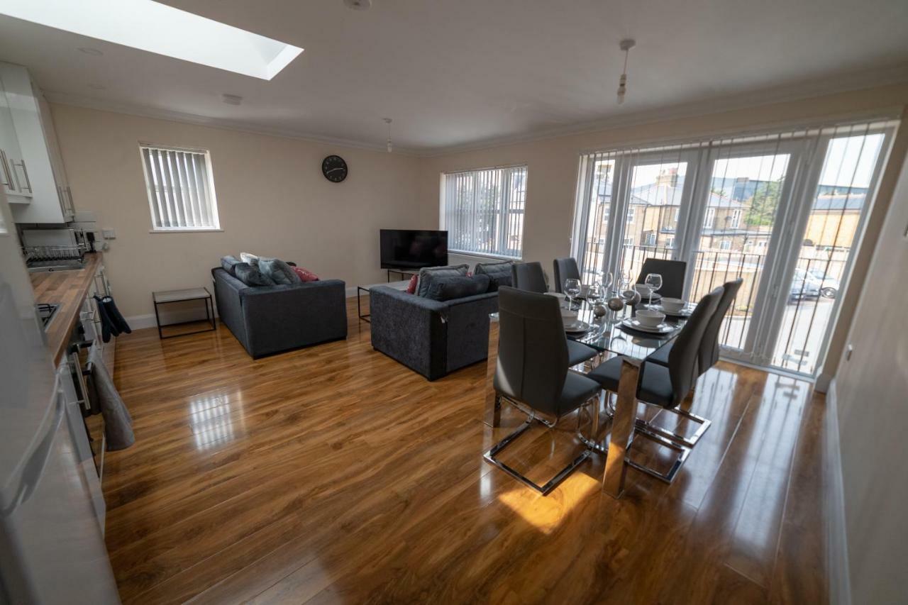The Coach House - London Heathrow Serviced Apartments Stanwell Extérieur photo