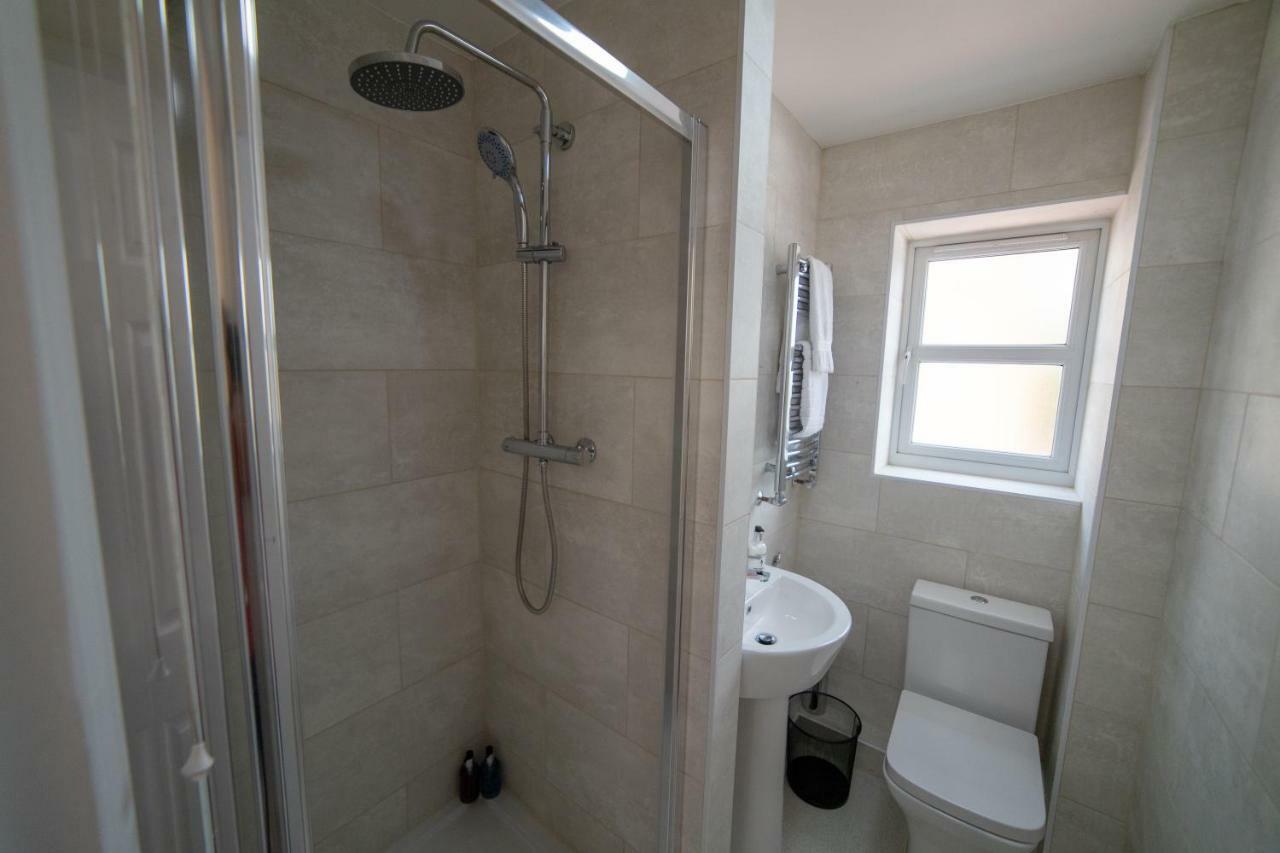The Coach House - London Heathrow Serviced Apartments Stanwell Extérieur photo